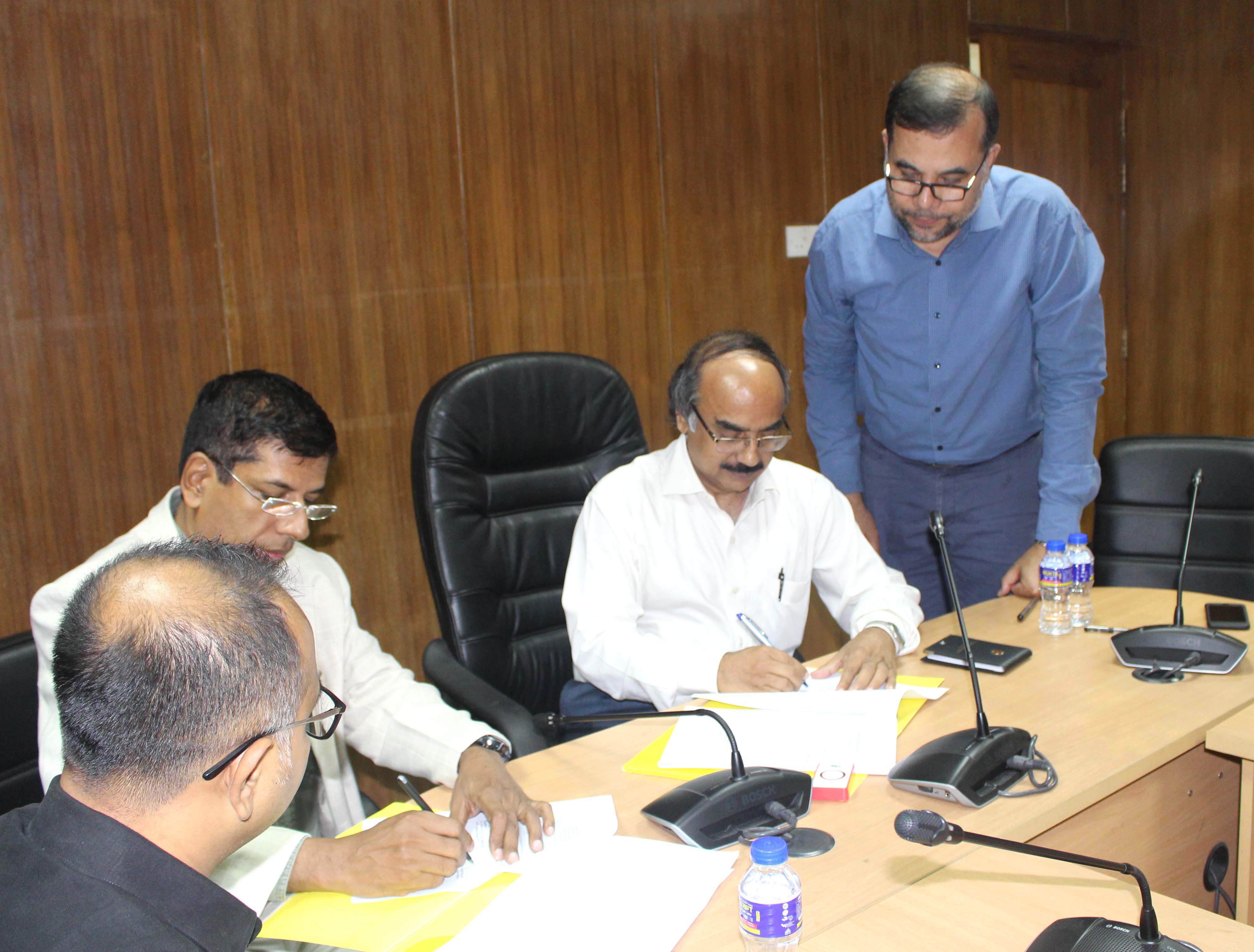 Contract signing between CPTU and Dnet-Contract signing between CPTU and Dnet